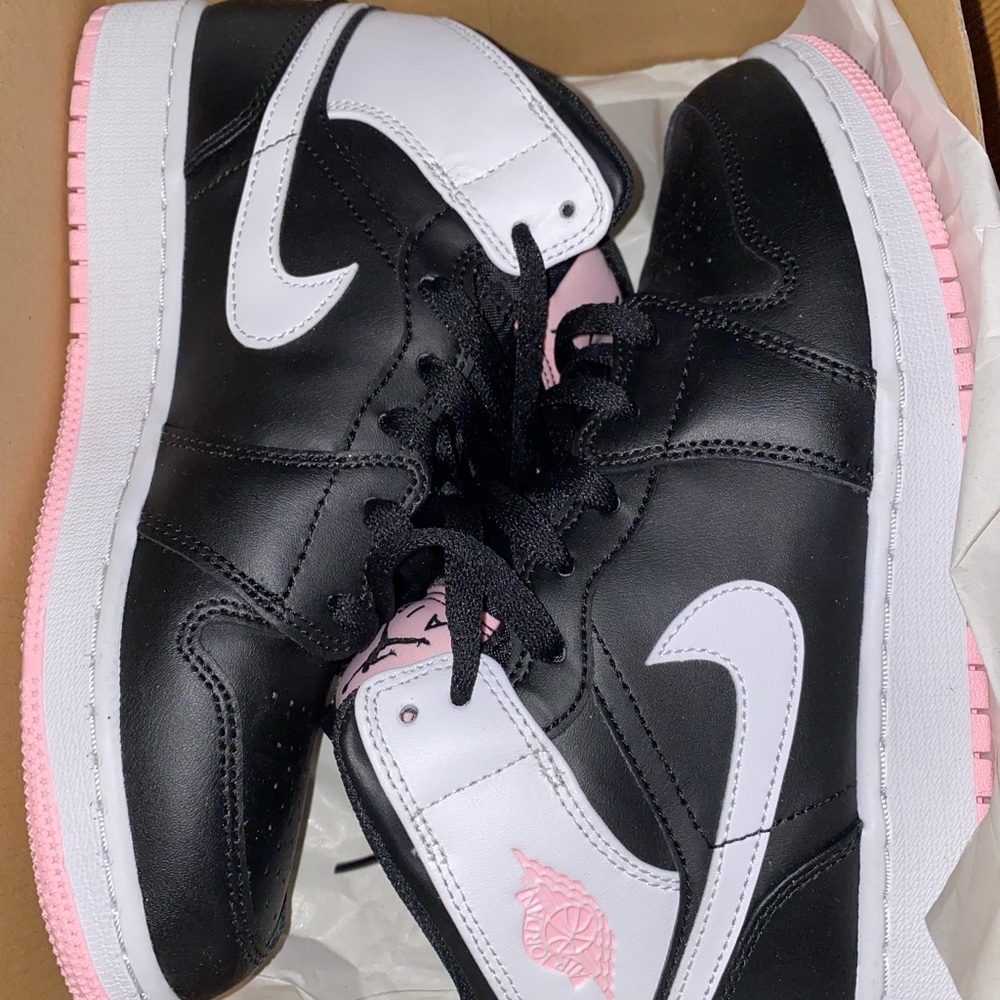 Black & pink jordan 1s